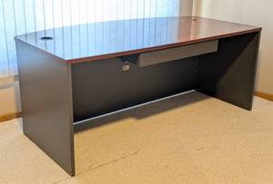 lot 35 image: ML - Bush Business Furniture Desk