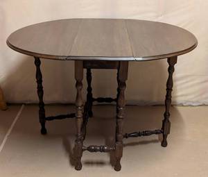 lot 67 image: LS - Vintage Mahogany Gate-Leg Table