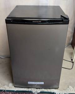 lot 147 image: LS - Frigidaire FFPE45L2QM 4.5 cu ft Compact Refrigerator - Black
