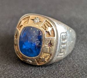 lot 247 image: ML - Mens Sterling Silver Ring Size 11 with Blue Gemstone - Damaged Stone