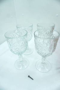 lot 60 image: Libbey Hobstar clear pressed glass water goblet with starburst pattern, set of 4