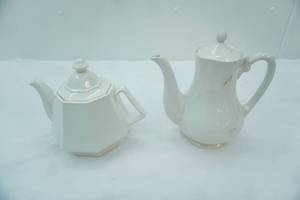 lot 25 image: Vintage Ironstone China Coffee Pot and Teapot