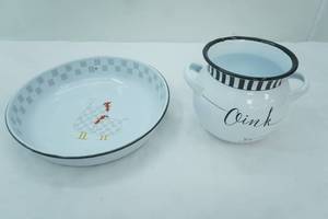 lot 28 image: Enamelware Chicken and Rooster Round Tray 11.5 wide