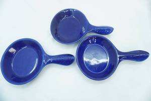lot 43 image: 3 piece Cobalt Blue Stoneware Sizzler with embossed Fish on handle