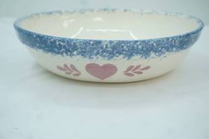 lot 45 image: blue spongeware mixing bowl with heart motif 10 x 12