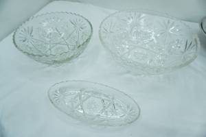 lot 64 image: 3 vintage pressed glass dishes with starburst design
