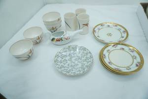 lot 80 image: Fine China Pieces