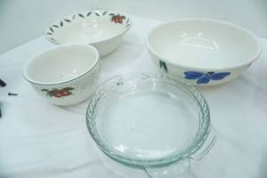 lot 86 image: Vintage Anchor Hocking Pie Plates, Furio Home Hand-Painted Ceramic Serving Bowl Made in Italy