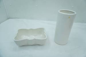 lot 100 image: Vintage UPCO USA Pottery Planter, Haeger Ceramic Pottery Cylinder Vase