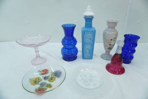 lot 127 image: Collection of Vintage Glass Pieces