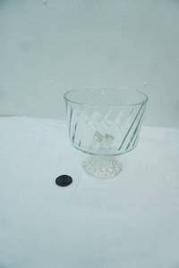 lot 133 image: Vintage Anchor Hocking Monaco Glass Trifle Bowl