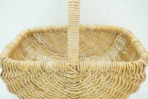 lot 170 image: Large Wicker Basket with Handle
