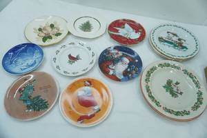 lot 193 image: Collectible Christmas Themed Plates