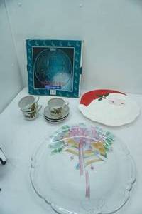 lot 194 image: Collectible Vintage Christmas Glass & Ceramic Pieces