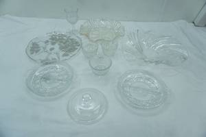 lot 197 image: Collectible Vintage Crystal & Pressed Clear Glass Pieces