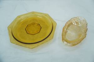 lot 198 image: Vintage Indiana Glass Marigold Iridescent Carnival Glass Relish Dish & Vintage Amber Glass Romanesque Pattern Bowl L.E. Smith
