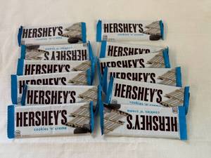 lot 13 image: SSS. 12x Hersheys Cookies & Cream Bars