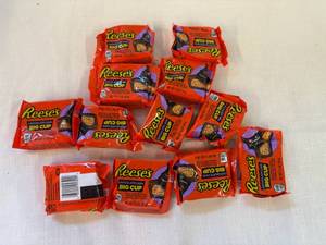 lot 25 image: SSS. 12x Reeses Chocolate Lava Big Cups