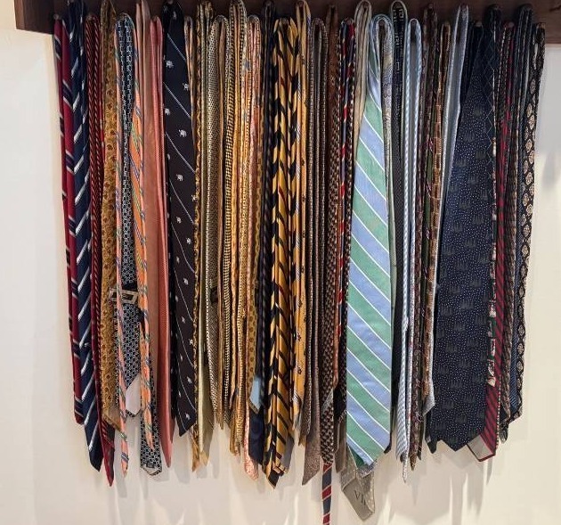 lot 126DD image: Large Collection of Mens Designer Neckties including Ermenegildo Zegna, Vineyard Vines, and Robert Talbott