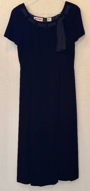 lot 58H image: Maggy London Black Velvet Dress with Ribbon Detail Size 12