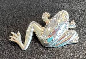 lot 31NP image: Sterling Silver Good Luck Frog PinBrooch