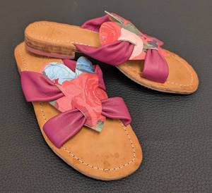 lot 47MP image: John Fluevog Flat Slide Sandals - Floral Bow, Size 7.5 (Lot of 2)