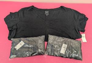 lot 173AG image: Gap Black Organic Cotton Short-Sleeve T-Shirts XL - 3-Pack