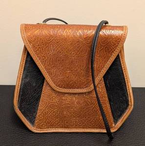 lot 176SC image: Vintage Tooled Leather Purse