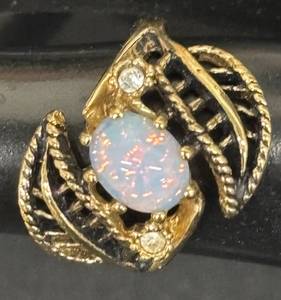 lot 91DZ image: DZ - Gorgeous 18K Gold Opal Ring Size 5 12