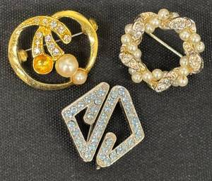lot 92DZ image: DZ - Vintage Pearl & Rhinestone Brooch Pins - Assorted Gold & Silver Tones (Lot of 3)