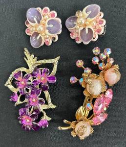 lot 114DZ image: DZ - Vintage Clip-On Earrings & Floral Brooches