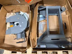 lot 16 image: B&W FIFTH WHEEL HITCH BASE