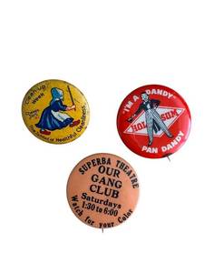 lot 87 image: Vintage Pin-Back Button Set - Superba Theatre Our Gang Club & Pan Dandy