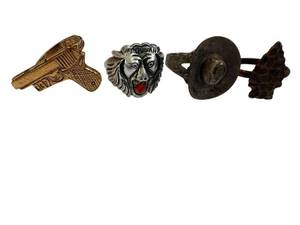 lot 109 image: Pistol Ring, Lion Head Ring, Disc Ring, Leaf Ring - Set of 4 Vintage Rings