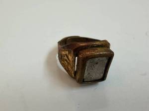 lot 116 image: Tom Mix magnet ring - brass ring with square magnet plate