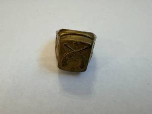 lot 140 image: Gold-Tone Signet Ring with Crest Crossed Swords & Star Emblem