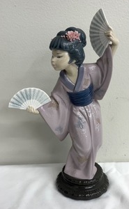 lot 63WS image: Lladr Porcelain Figurine Japanese with Fan or Madame Butterfly Number 4991