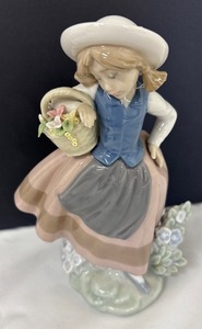 lot 73WS image: Lladr Porcelain Figurine Sweet Scent Model #5221