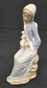 lot 277WS image: LLADRO Porcelain Figurine - Woman with Calla Lilies