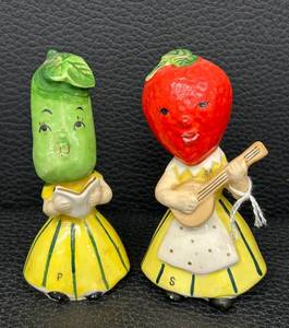 lot 95 image: Vintage Napco anthropomorphic Fruit Salt and Pepper Shaker Set