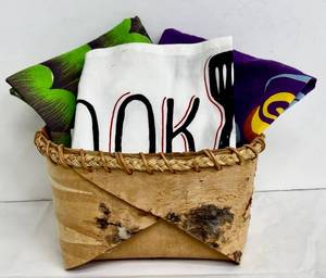 lot 144 image: Birchbark Basket with 3 Cotton Kitchen Napkins