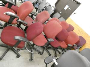 lot 2 image: Lot of 13 red color office chairs