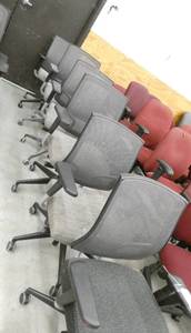 lot 3 image: Lot of 6 Grey and black office chairs