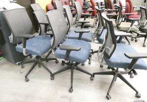lot 4 image: Lot of 6 Blue office chairs with mesh back