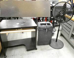 lot 45 image: 3 pcs, fan, desk, Hisense ac unit