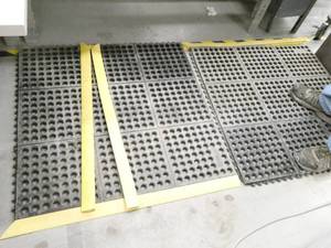 lot 98 image: 2 anti-fatigue mats