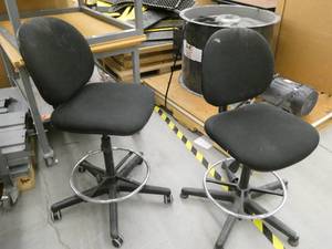 lot 127 image: 2 black office chairs