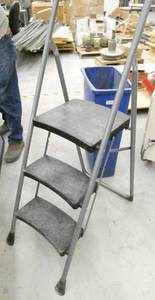 lot 179 image: 3 step ladder and waste basket