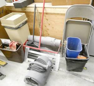 lot 226 image: Wood crate 50x72x35, chair, blower, garbage can, roll of sticky fabric, etc