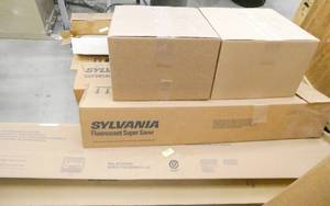 lot 230 image: Pallet full of fluorescent bulbs